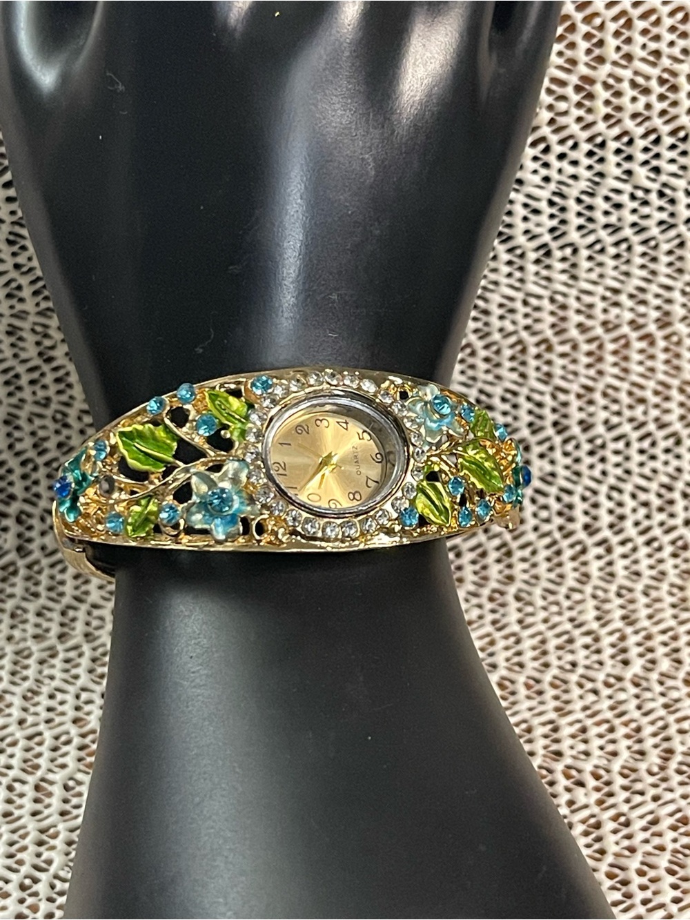 New no tag floral clamper quartz watch size 7”, need a battery